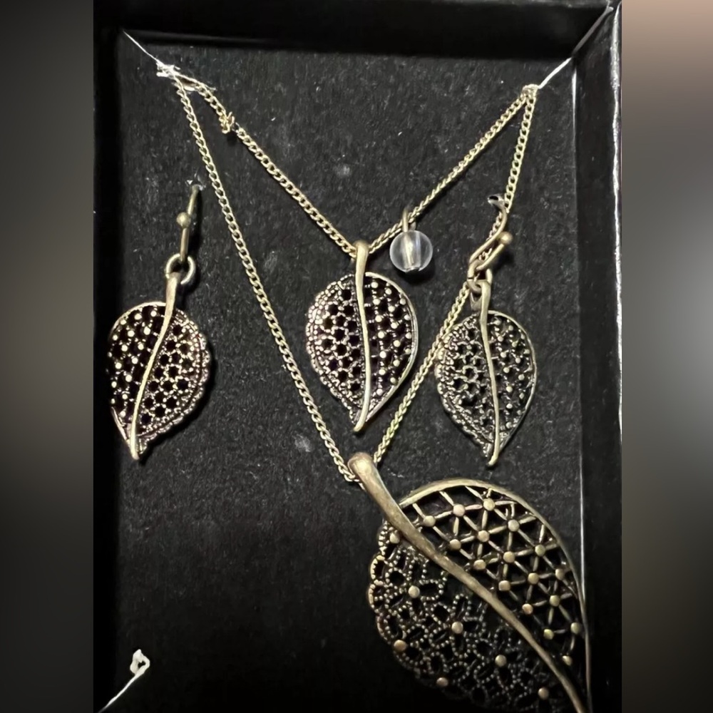 Avon NEW Filigree Leaf 3 Piece Gift Set, Necklace, Bracelet And Earrings